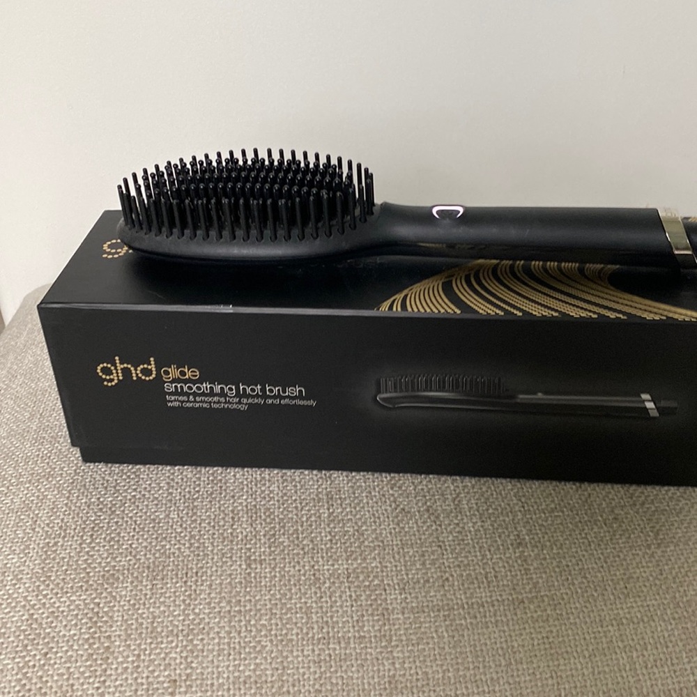 ghd glide smoothing hot brush. Smooths and tames  hair ceramic